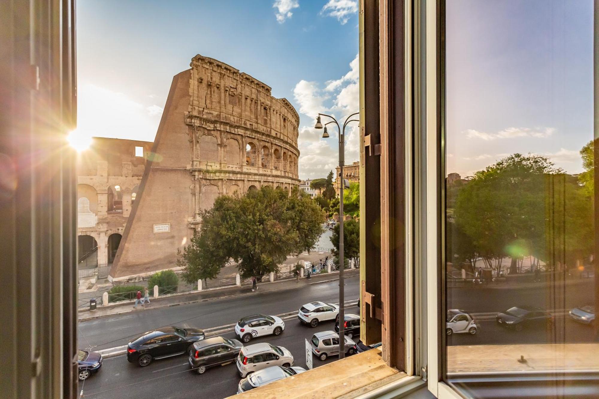 Iconic Apartment With Unique Colosseum View Rome Exterior photo
