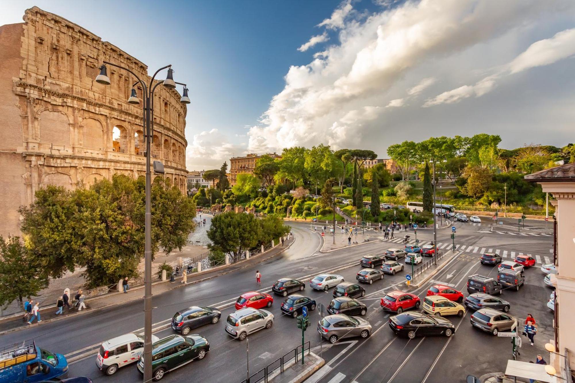 Iconic Apartment With Unique Colosseum View Rome Exterior photo